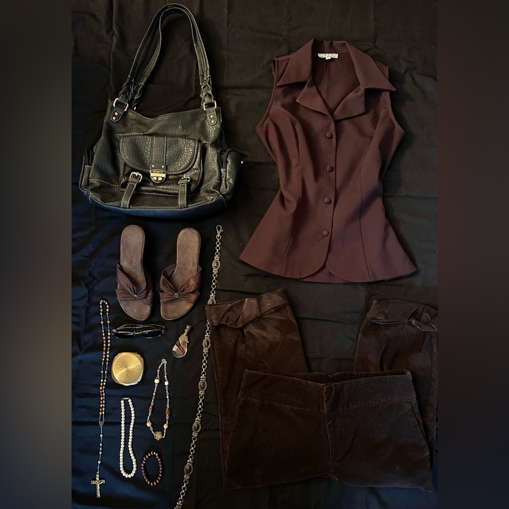 rampage burgundy sleeveless cropped buttoned top
